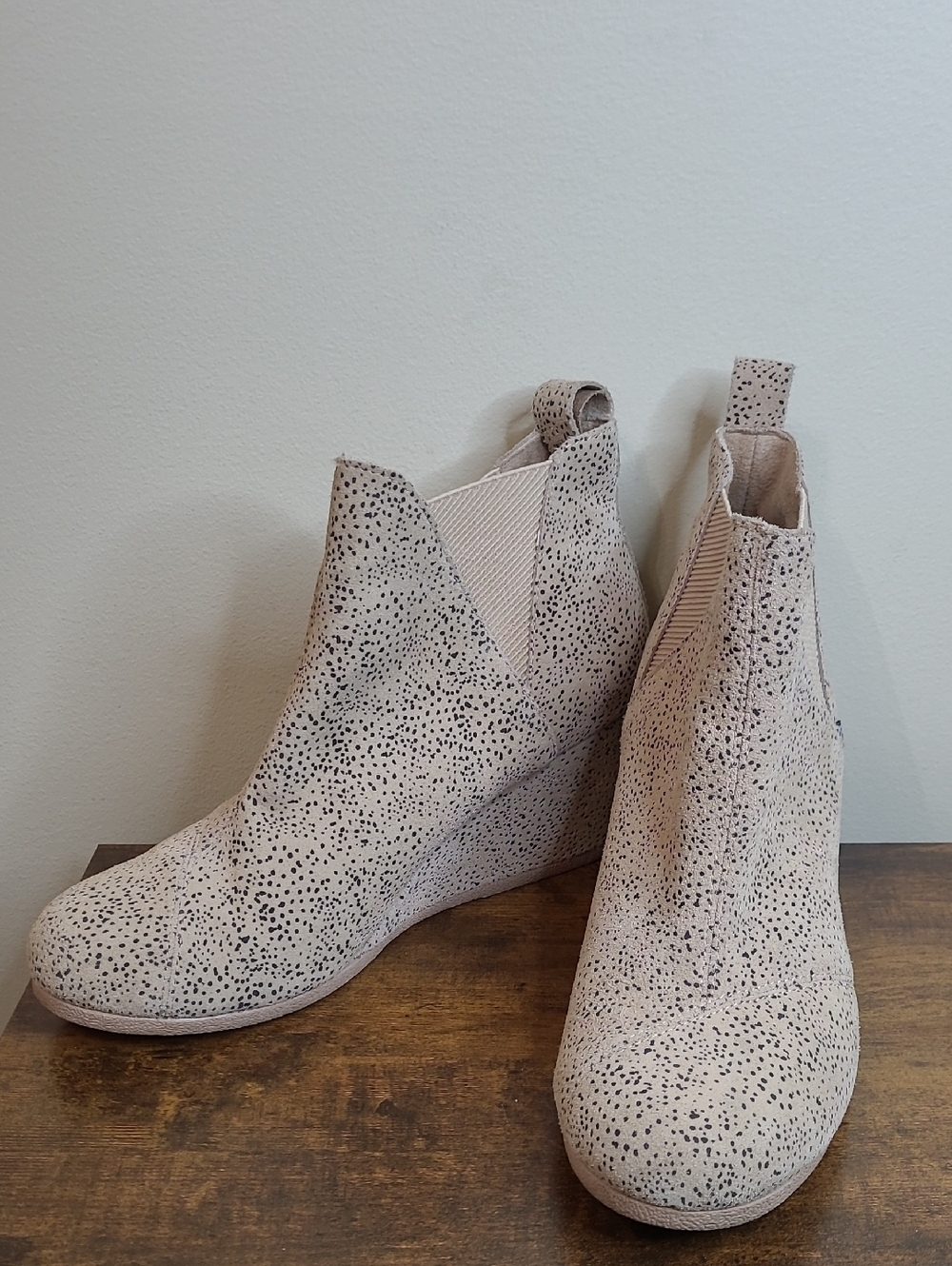 Toms Beige & Black Speckled Suede Pullon Wedge Ankle Booties size 10